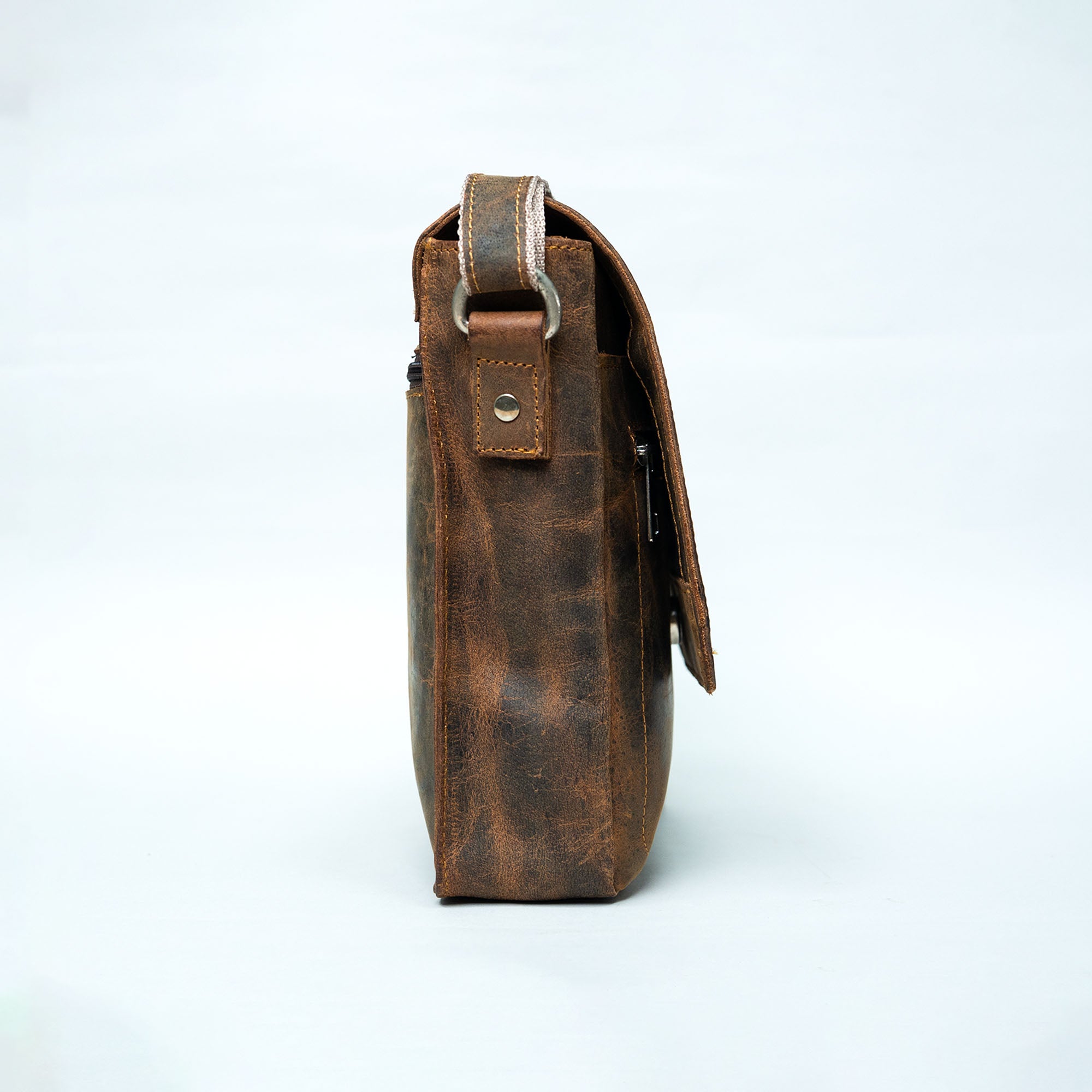 Oil Pull up Saddle Leather Messenger Bag - Dark Brown